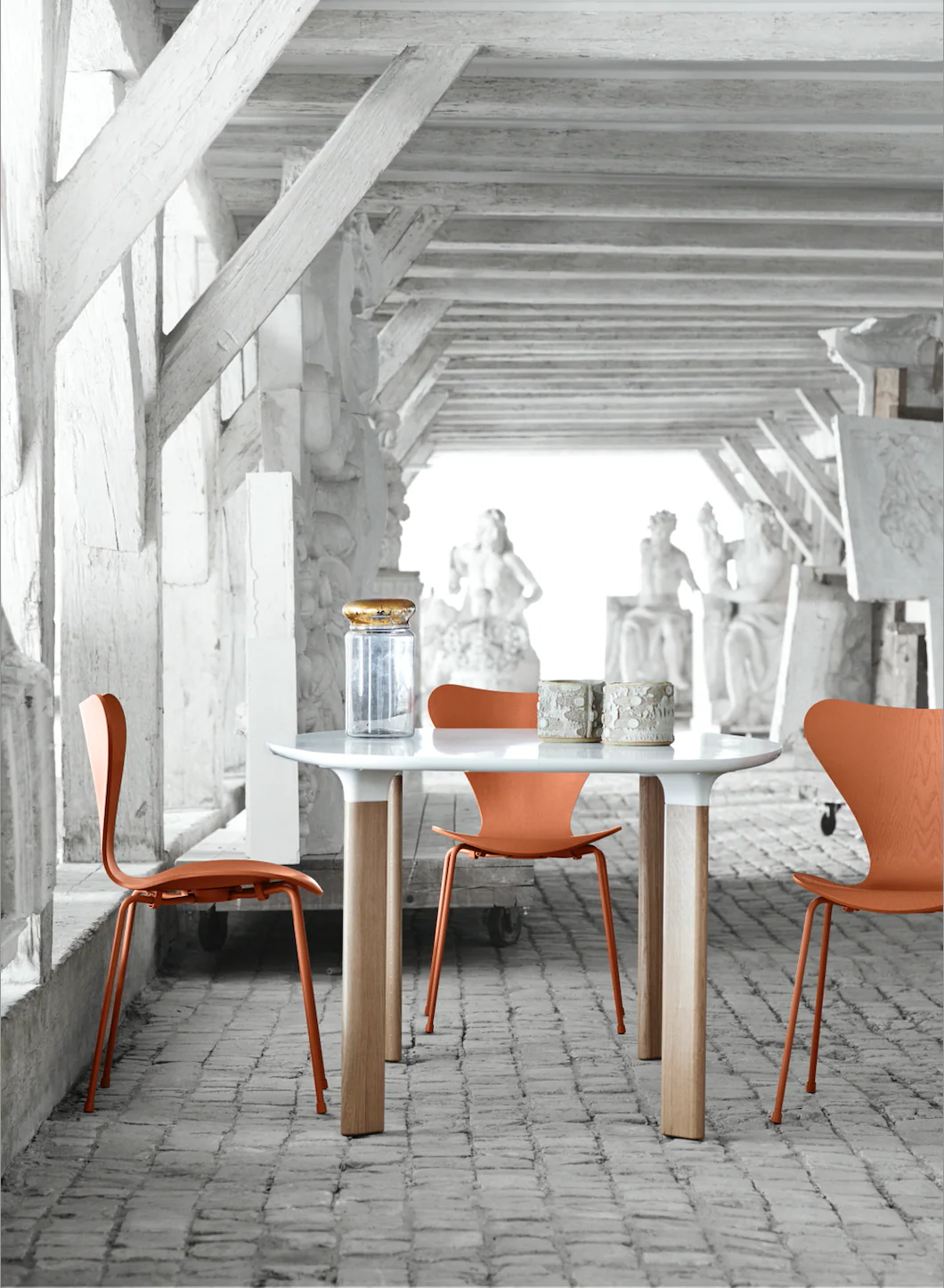 Analogue Dining table des. Jaime Hayon - White / Oak - made by Fritz Hansen - Image 7
