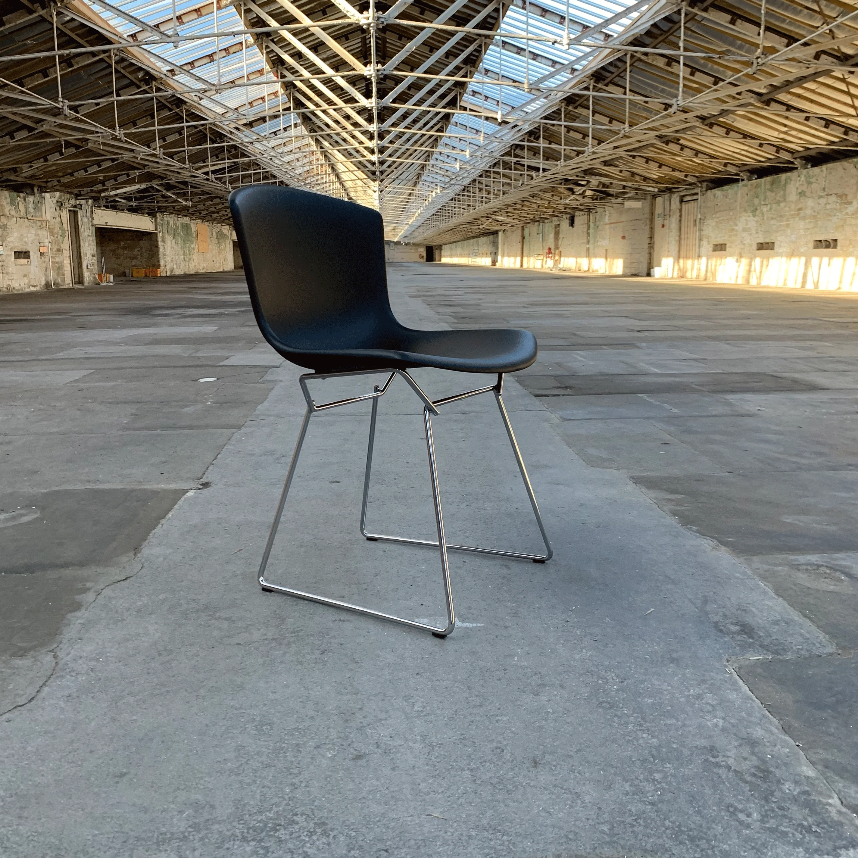 Bertoia Plastic Side Chair des. Harry Bertoia, 1956 - black shell / chrome base (made by Knoll) - Image 3