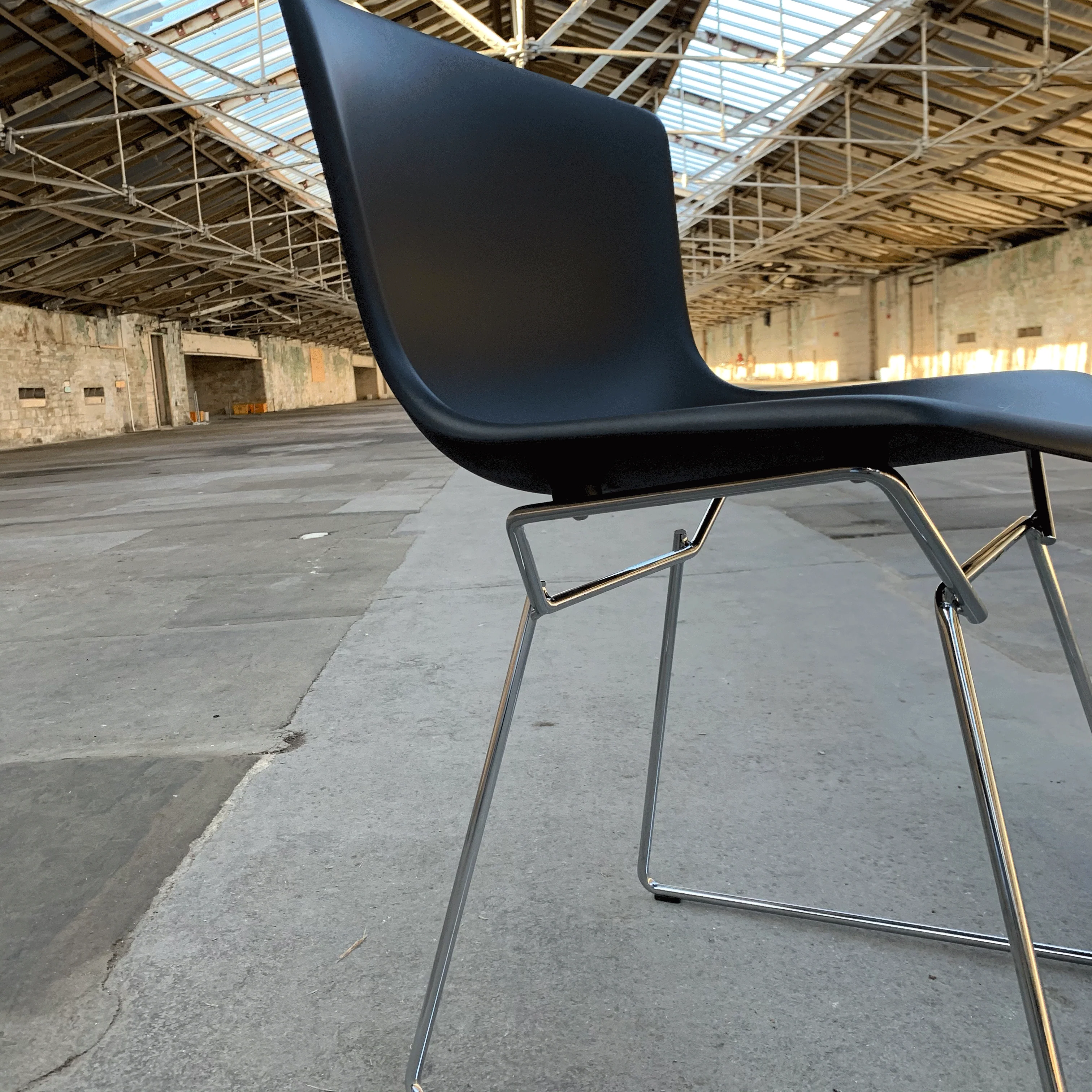 Bertoia Plastic Side Chair des. Harry Bertoia, 1956 - black shell / chrome base (made by Knoll) - Image 4