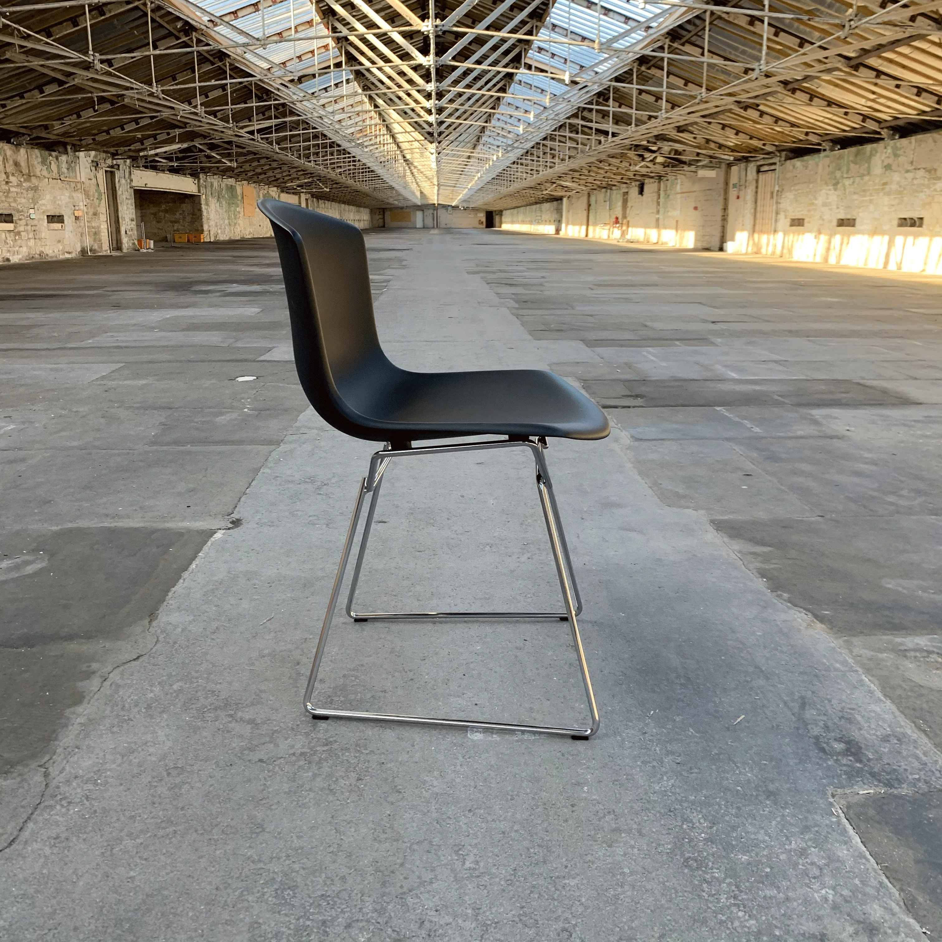 Bertoia Plastic Side Chair des. Harry Bertoia, 1956 - black shell / chrome base (made by Knoll) - Image 5