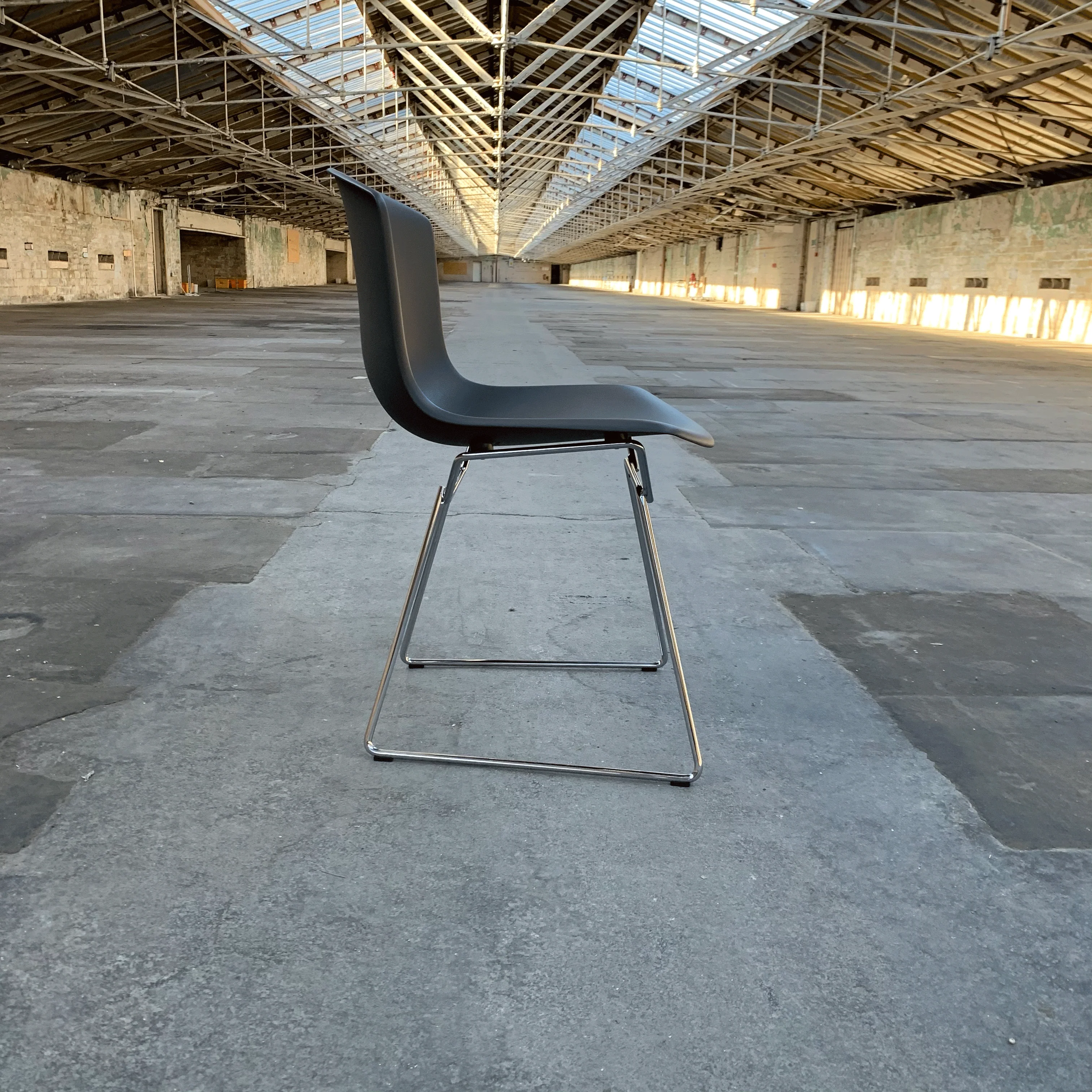 Bertoia Plastic Side Chair des. Harry Bertoia, 1956 - grey shell / chrome base (made by Knoll) - Image 5