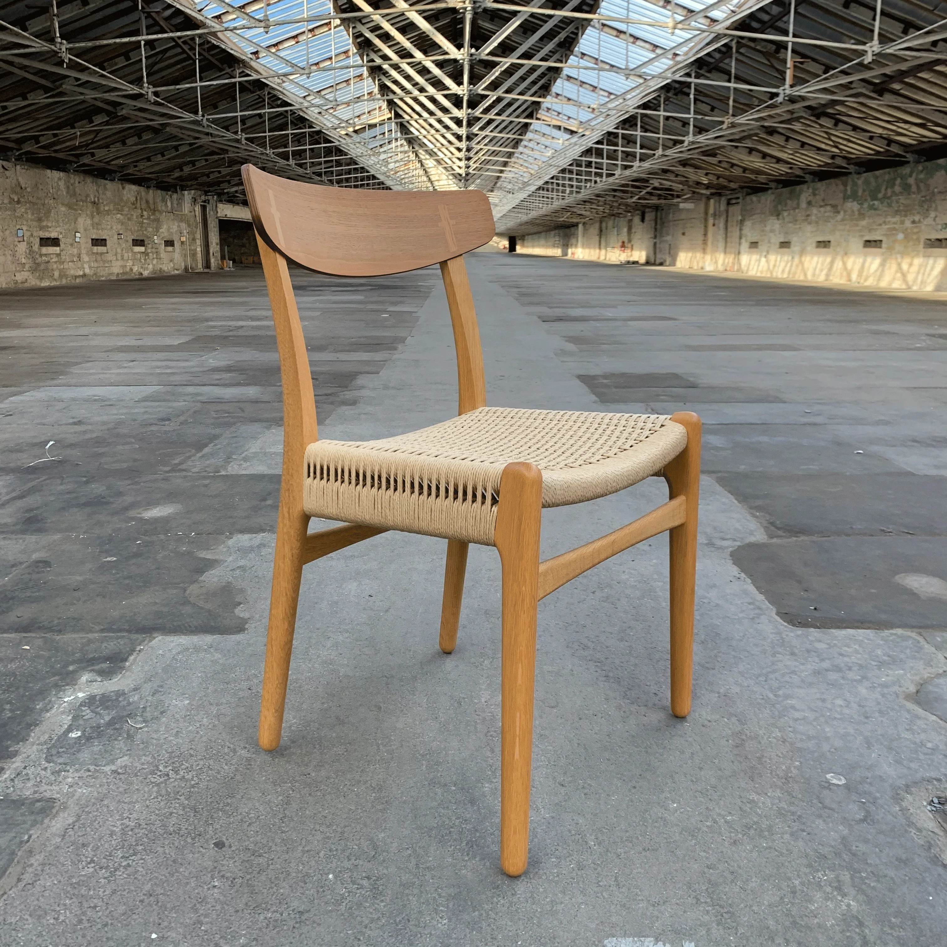 CH23 Dining Chair - oak frame with walnut backrest - des Hans J. Wegner, (made by Carl Hansen & Son) - Image 4