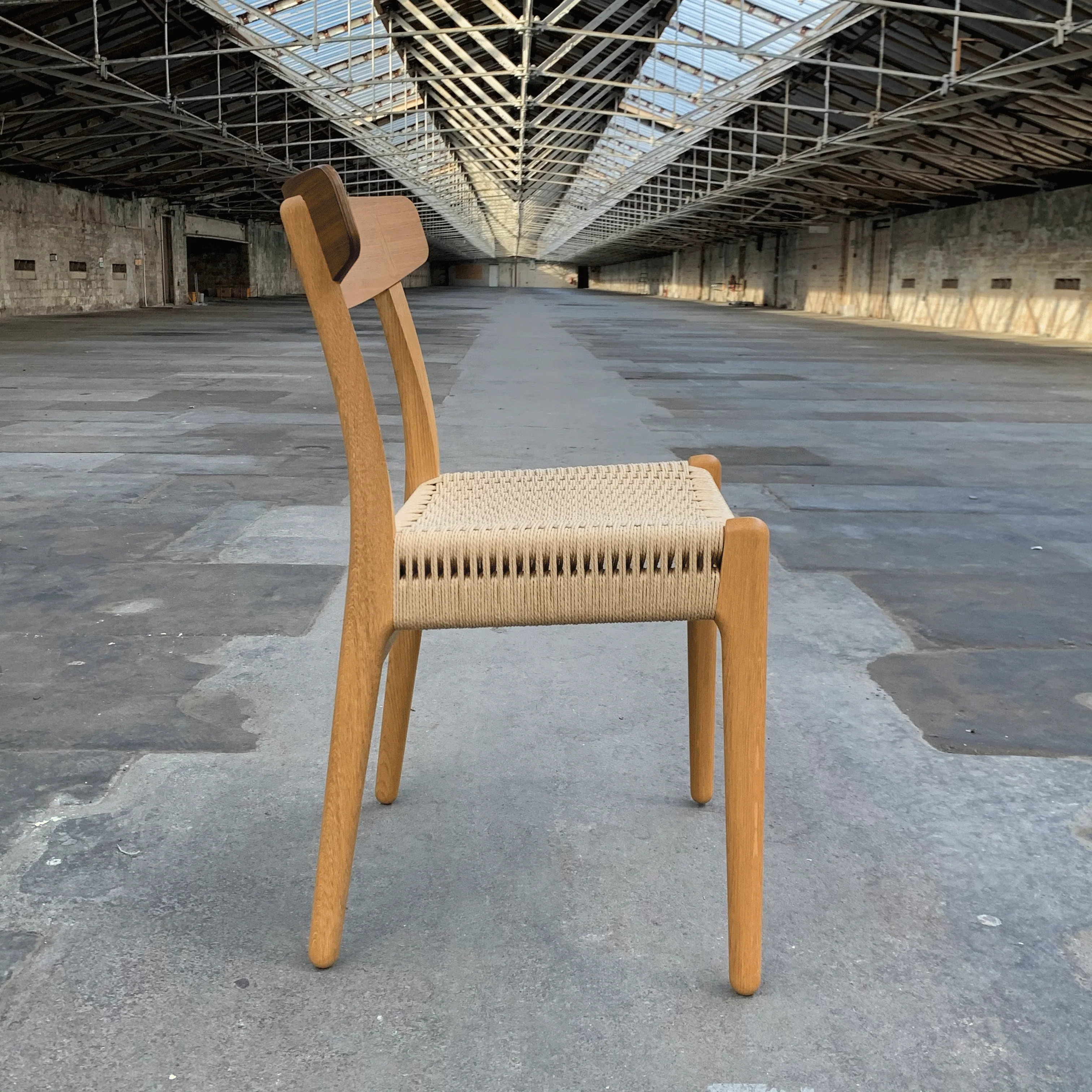 CH23 Dining Chair - oak frame with walnut backrest - des Hans J. Wegner, (made by Carl Hansen & Son) - Image 6