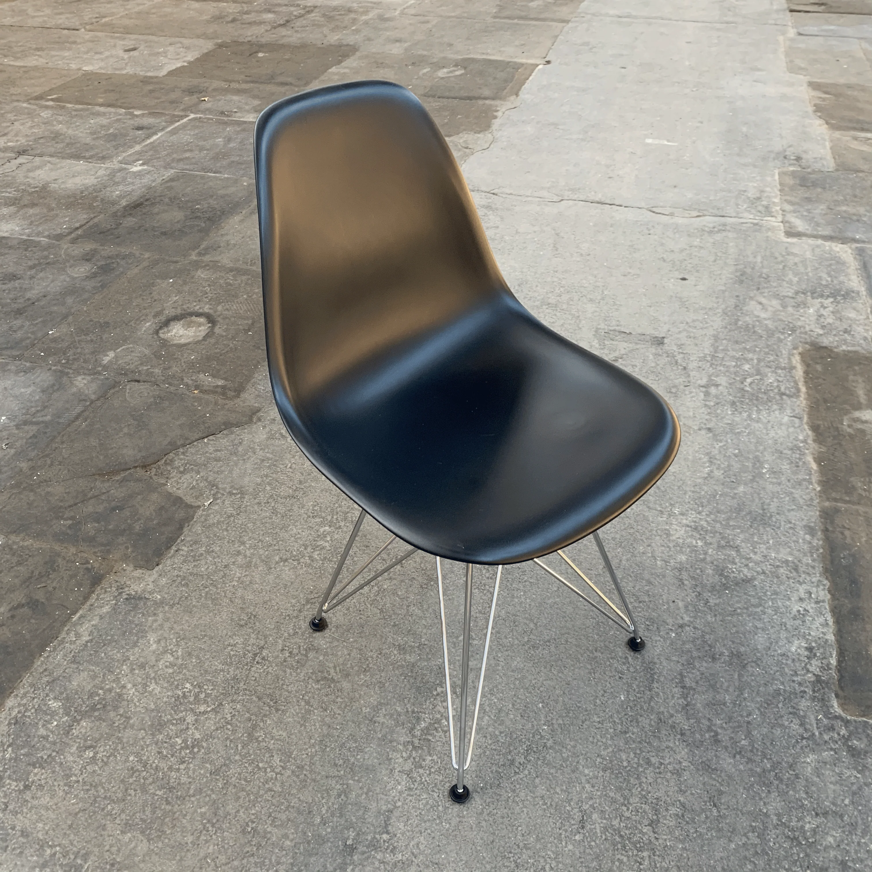 DSR RE Plastic Side Chair des. C&R Eames, 1950 - black shell, chrome legs (made by Vitra) - Image 3
