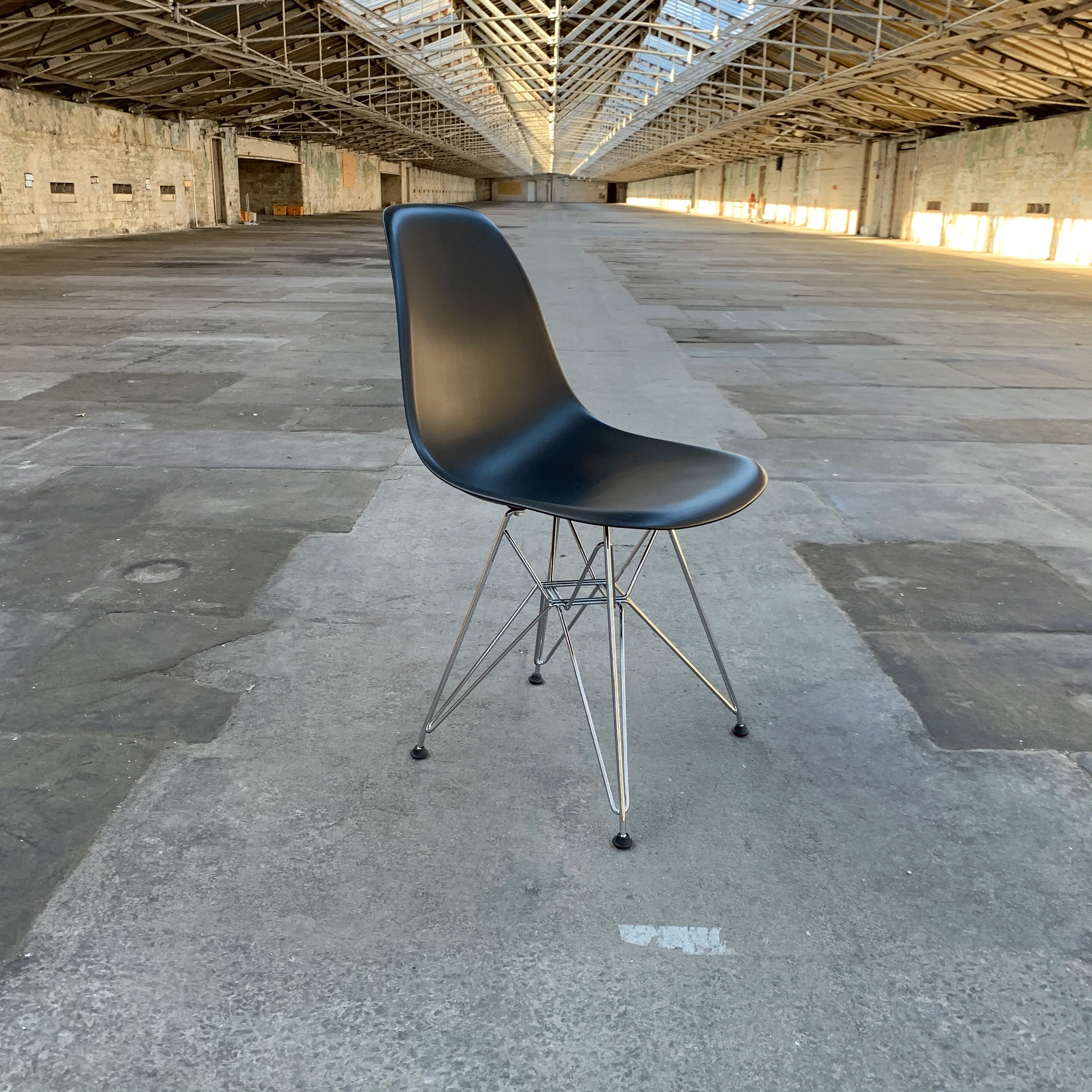 DSR RE Plastic Side Chair des. C&R Eames, 1950 - black shell, chrome legs (made by Vitra) - Image 4