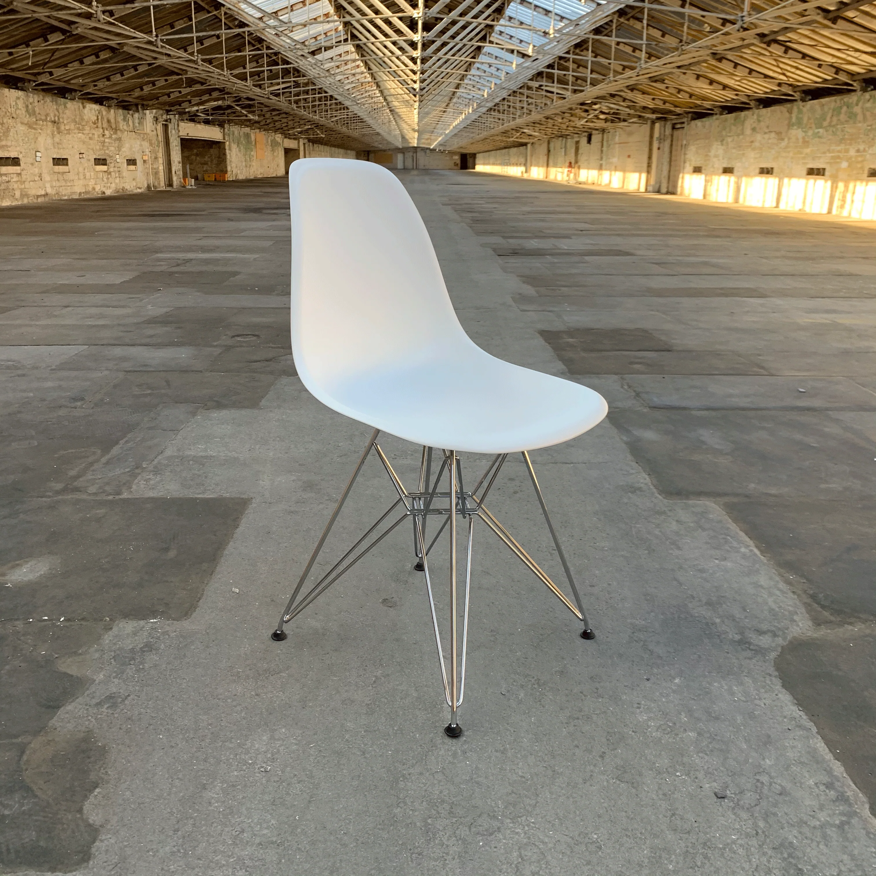 DSR Plastic Side Chair des. C&R Eames, 1950 - white shell / chrome legs (made by Vitra) - Image 2