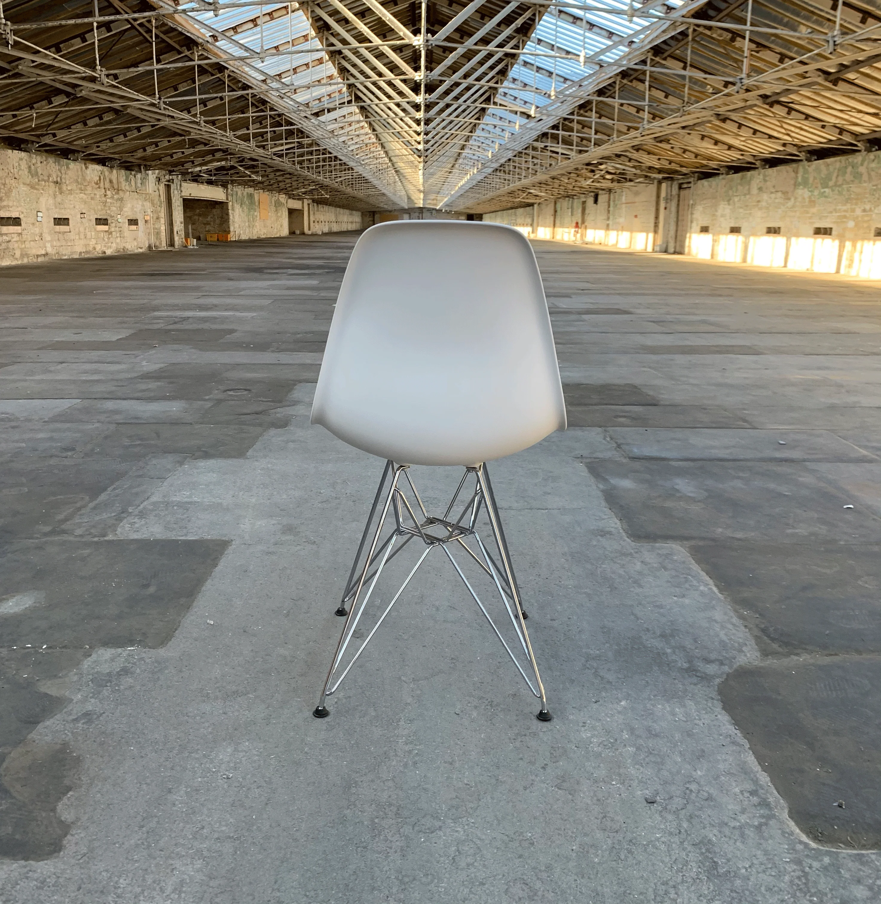 DSR Plastic Side Chair des. C&R Eames, 1950 - white shell / chrome legs (made by Vitra) - Image 3
