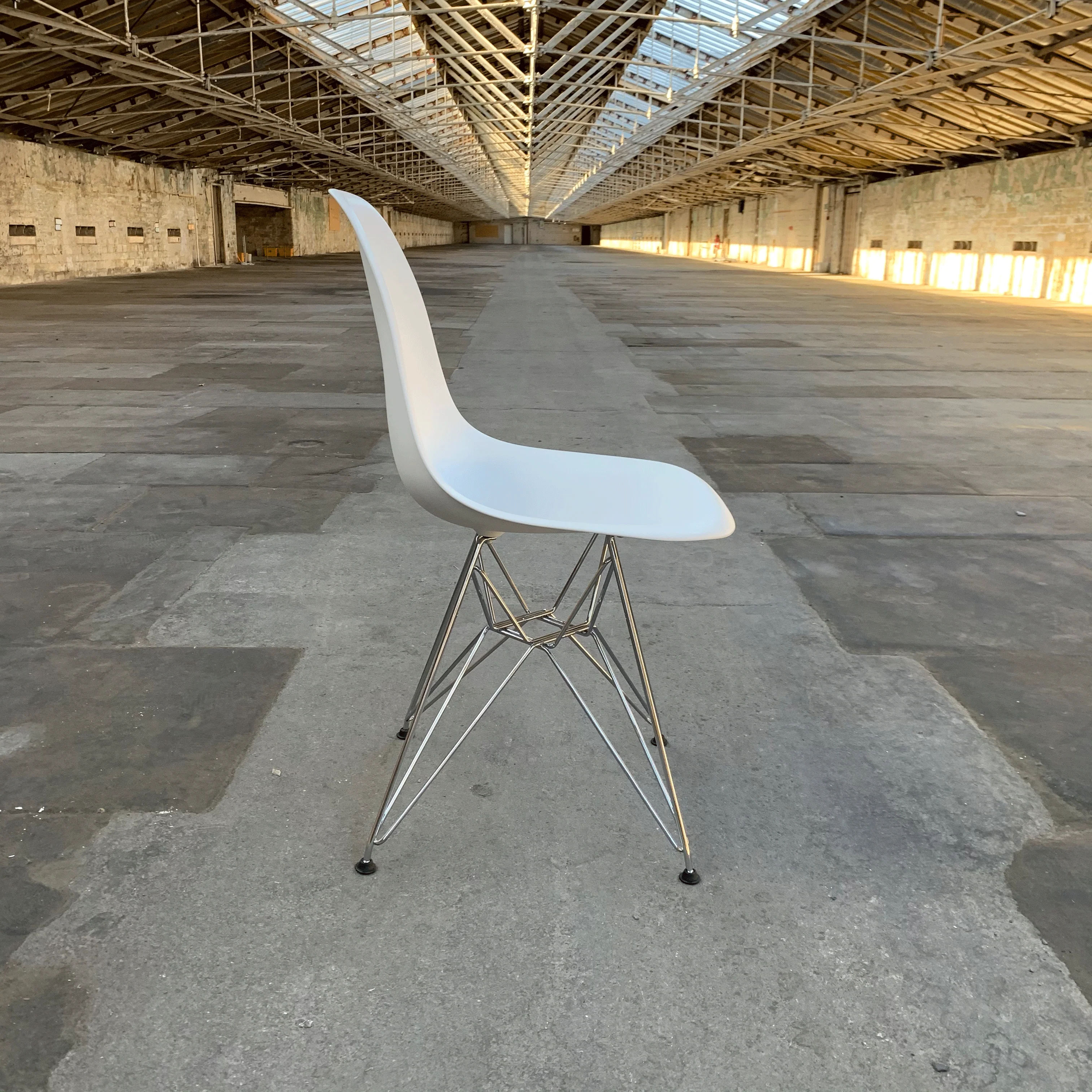 DSR Plastic Side Chair des. C&R Eames, 1950 - white shell / chrome legs (made by Vitra) - Image 4