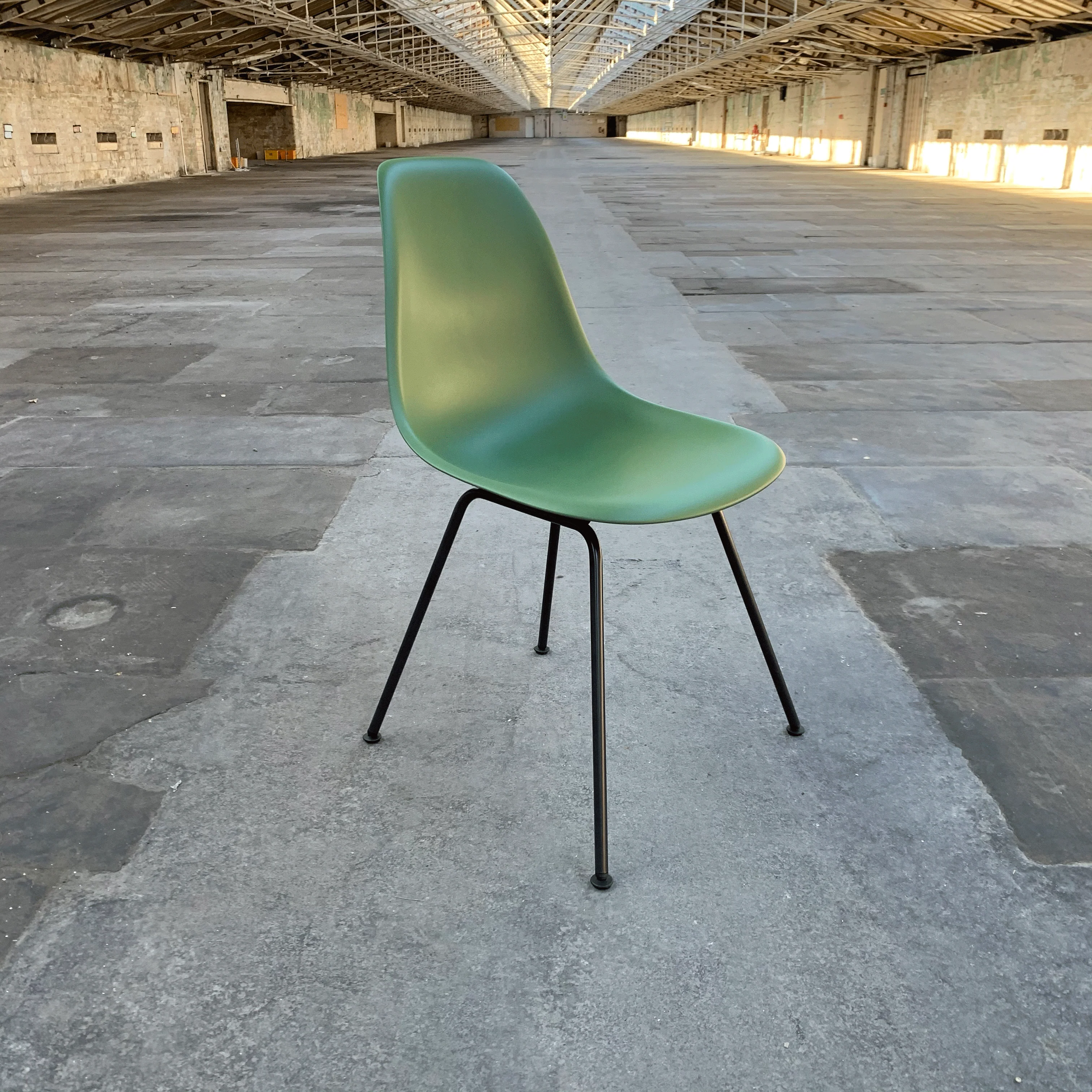 DSX RE Plastic Side Chair des. C&R Eames, 1950 - forest shell / black legs (made by Vitra) - Image 3