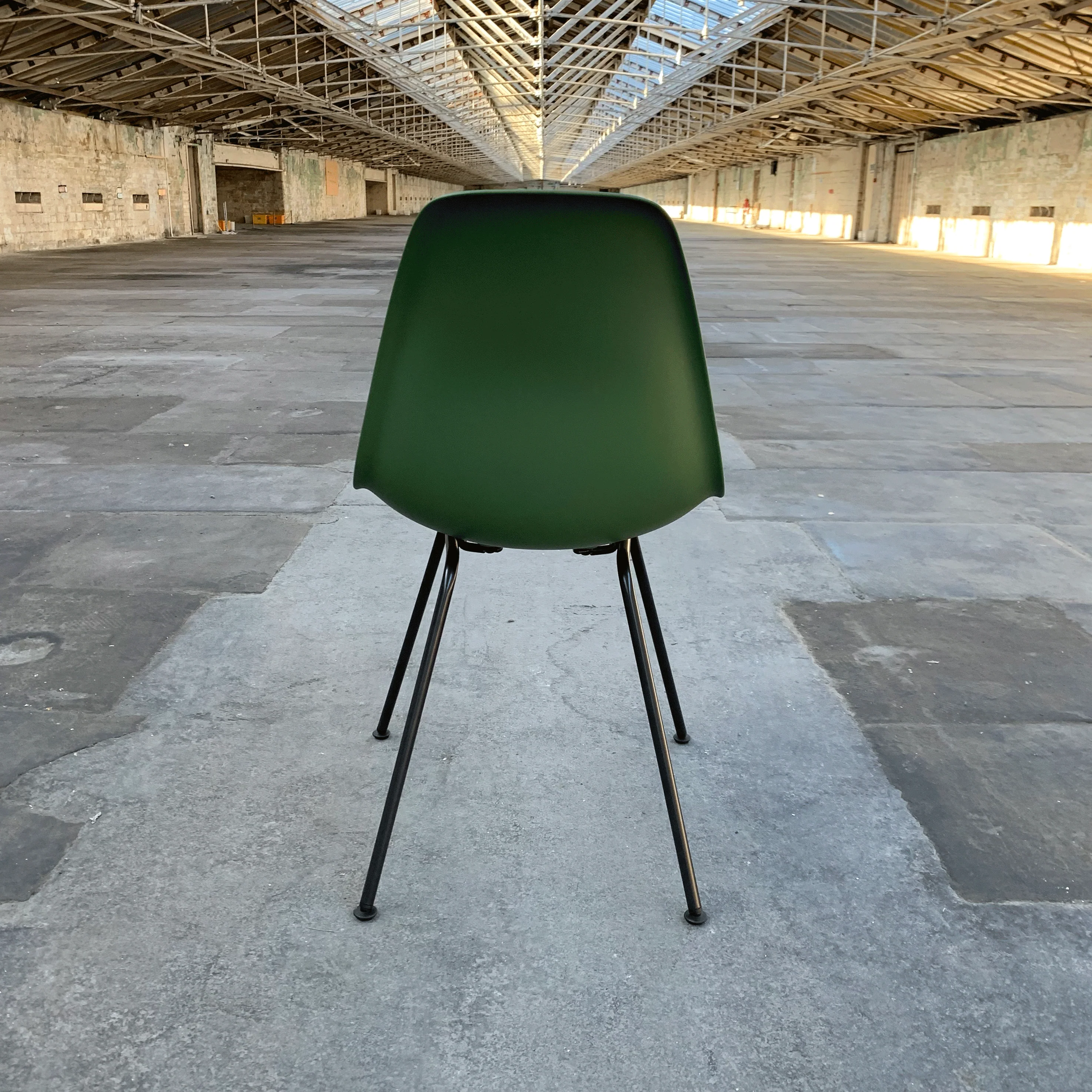 DSX RE Plastic Side Chair des. C&R Eames, 1950 - forest shell / black legs (made by Vitra) - Image 6