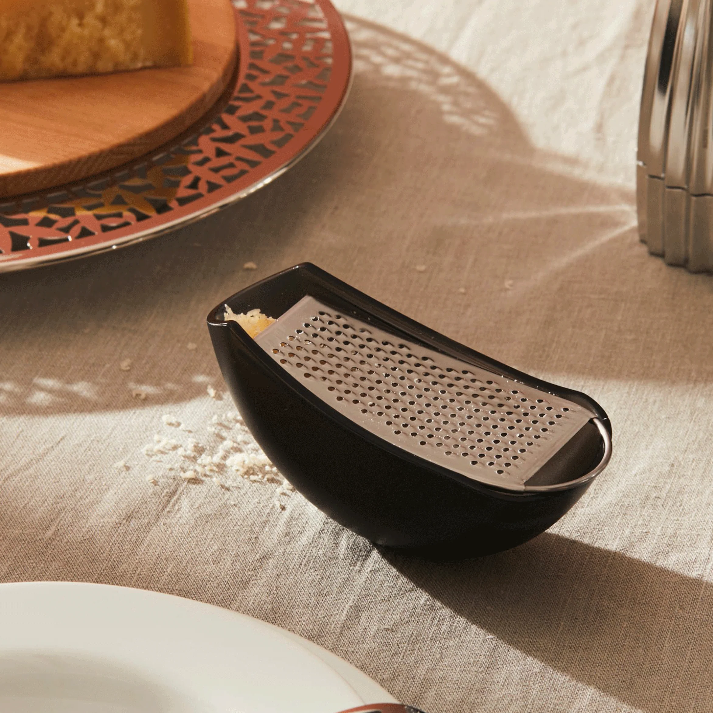 Parmenide grater with cheese cellar - des. Alejandro Ruiz for Alessi (red) - Image 2