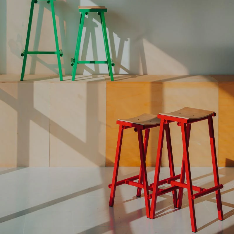 Taburete 8 Bar Stool - Low - Signal Red Powder Coated Base / H65 Water-Based-Lacquered Oak Veneer Seat, des. Marc Morro for HAY - Image 6